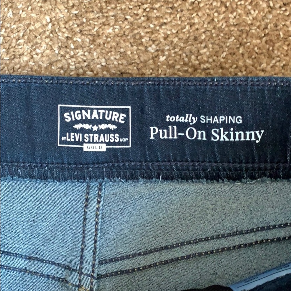 Levi’s Signature Totally Shaping Pull on Skinny